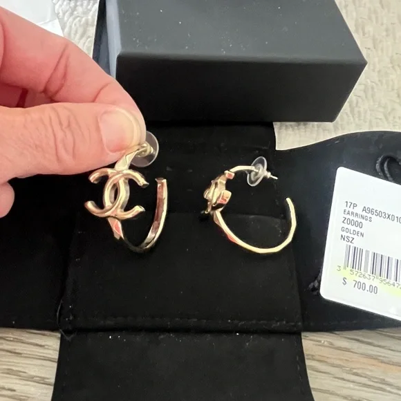 ❌SOLD❌CHANEL Authentic 17P Gold CC Logo Hoop Earrings - gently used! - Picture 4 of 14